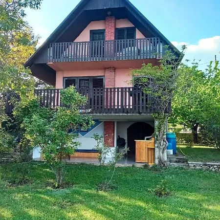 Tavasz Panzio Feriehus Balatonalmádi